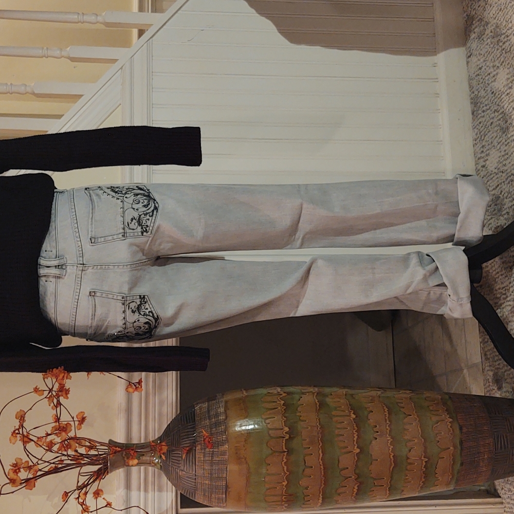WHBM | EUC Gray Embroidered Blanc Jeans